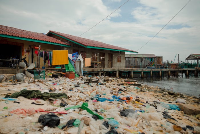 Rubbish and pollutants found on Tonle Sap lake, contaminating the Chhnok Tru village water source