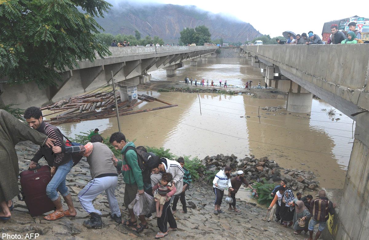 A large number of people in Kashmiri that are relocating, away from flood disaster zones to higher grounds