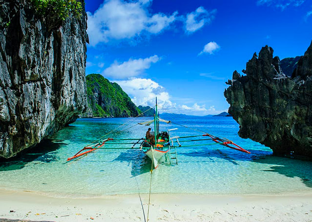 Beautiful clear blue water surrounding the El Nido Bacuit Bay in the Philippines