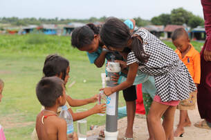 A group of children having access to clean drinking water by using Wateroam's ROAMfilter Plus 
