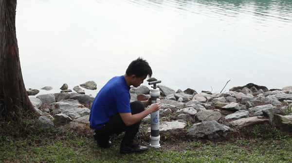 A man setting up Wateroam's ROAMfilter Plus by attaching the front tap 