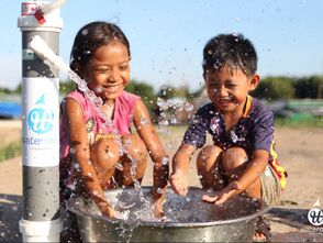 Happy kids playing with water from WateROAM ROAMfilter™ Plus